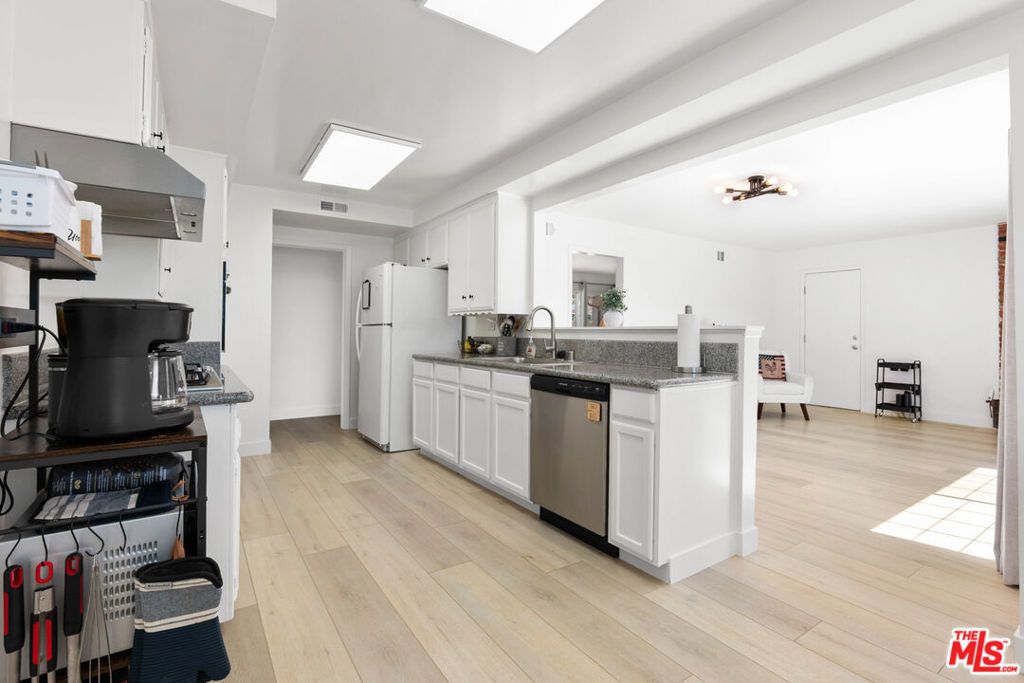 Image 6 of property listing at 10124 Jimenez Street, Lakeview Terrace, CA 91342