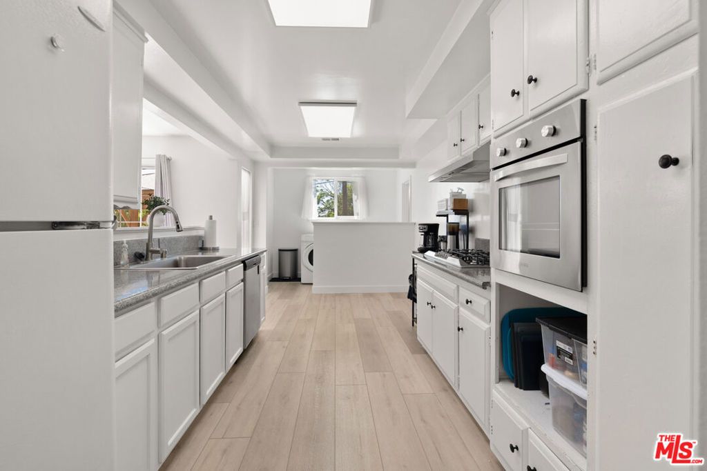 Image 7 of property listing at 10124 Jimenez Street, Lakeview Terrace, CA 91342