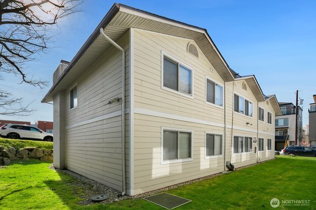 9200 Densmore Avenue N, Seattle, WA 98103