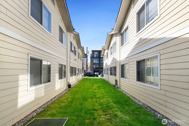 9200 Densmore Avenue N, Seattle, WA 98103