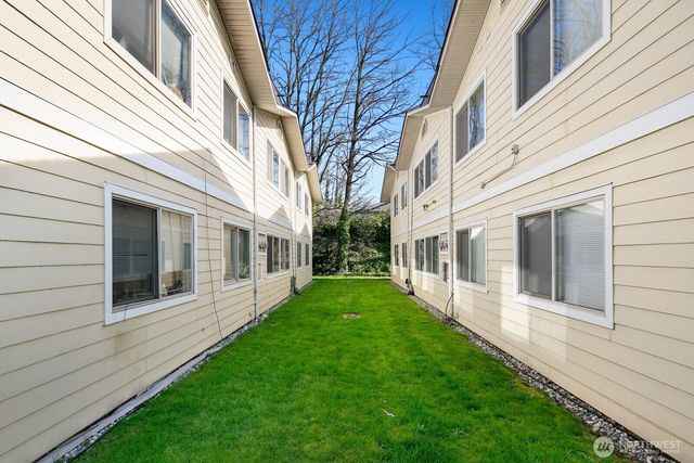 9200 Densmore Avenue N, Seattle, WA 98103