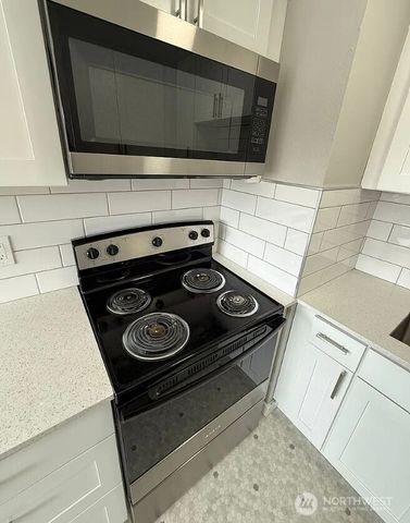 9200 Densmore Avenue N, Seattle, WA 98103