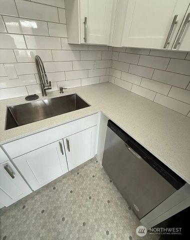 9200 Densmore Avenue N, Seattle, WA 98103