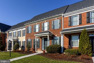 10 JAMESTOWN SQUARE, Mechanicsburg, PA 17050