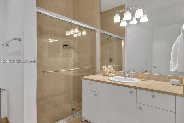 20000 E Country Club Dr 108, Aventura, FL 33180