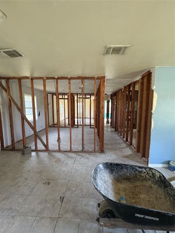 861 W Cox Street, Lovelady, TX 75851