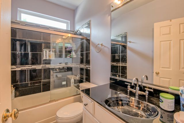 1094 Vista Drive, Gurnee, IL 60031