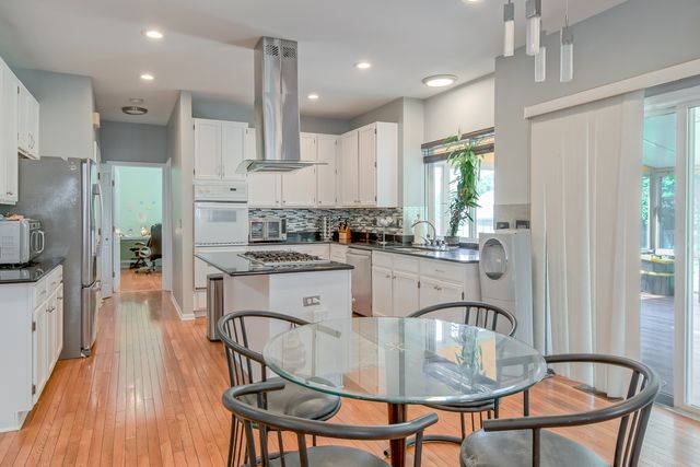 1094 Vista Drive, Gurnee, IL 60031