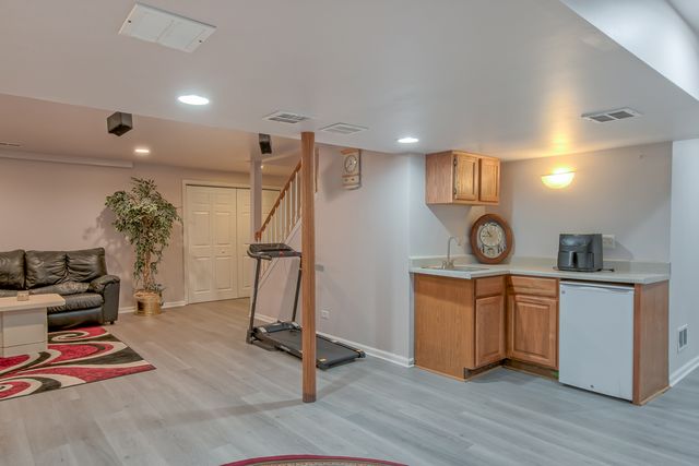 1094 Vista Drive, Gurnee, IL 60031