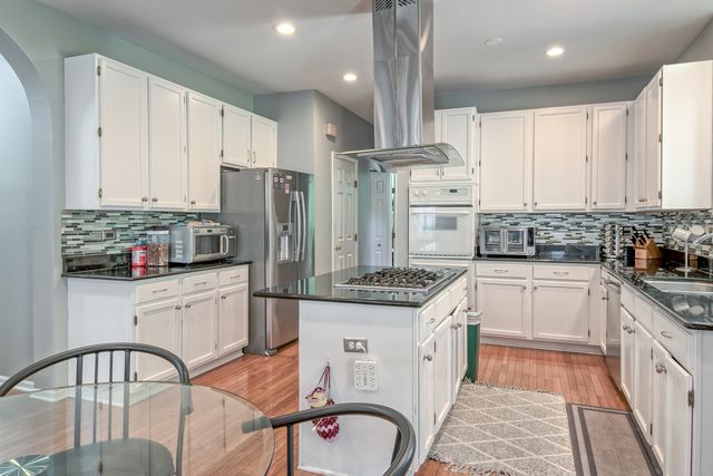 1094 Vista Drive, Gurnee, IL 60031