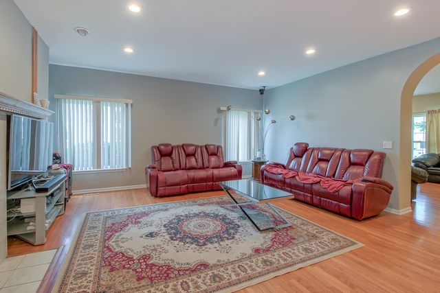 1094 Vista Drive, Gurnee, IL 60031