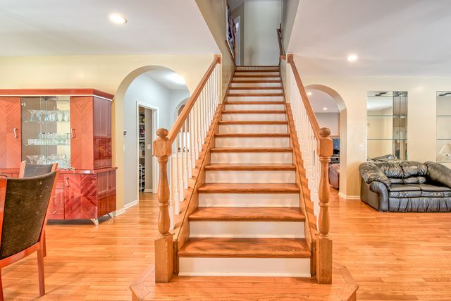 1094 Vista Drive, Gurnee, IL 60031