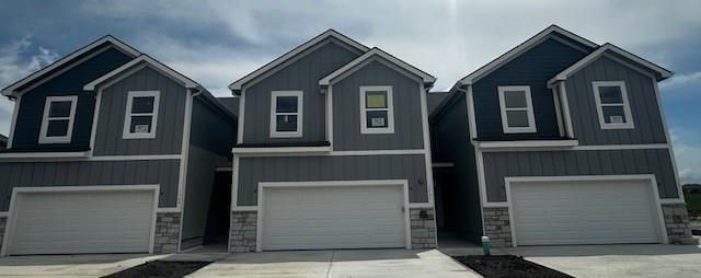 1679 Grayhawk Drive, Basehor, KS 66007