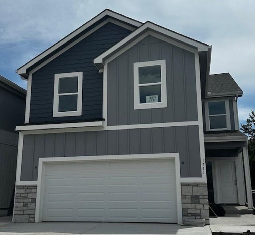 1679 Grayhawk Drive, Basehor, KS 66007