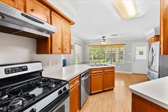 607 Sharondoah Drive, Highlands, TX 77562