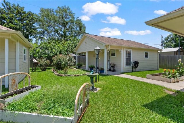 607 Sharondoah Drive, Highlands, TX 77562