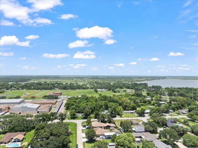 607 Sharondoah Drive, Highlands, TX 77562