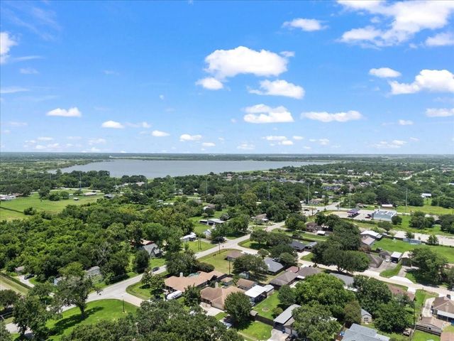 607 Sharondoah Drive, Highlands, TX 77562