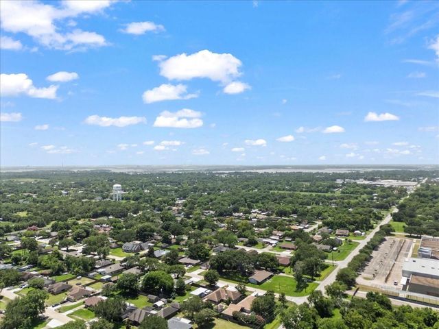 607 Sharondoah Drive, Highlands, TX 77562