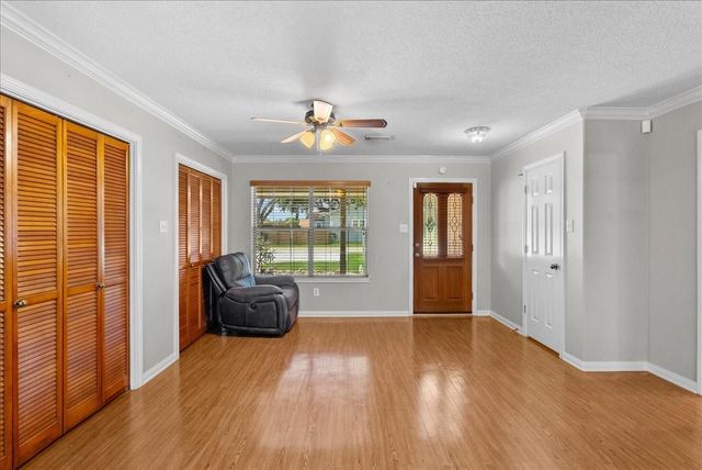 607 Sharondoah Drive, Highlands, TX 77562
