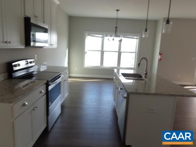 208 WINDSOR DR, Fishersville, VA 22939