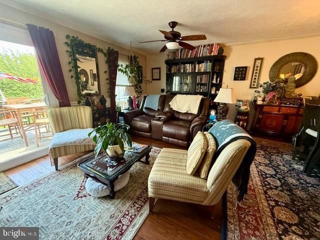 81 PEBBLE LN, Blackwood, NJ 08012
