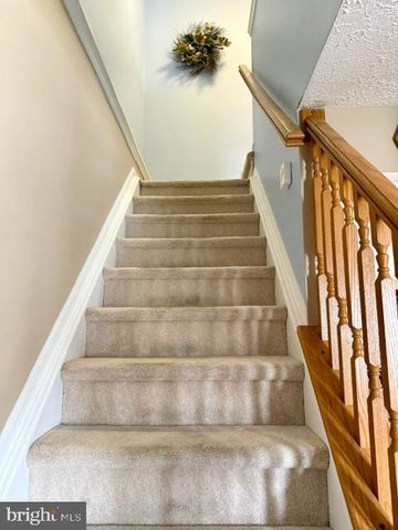 81 PEBBLE LN, Blackwood, NJ 08012