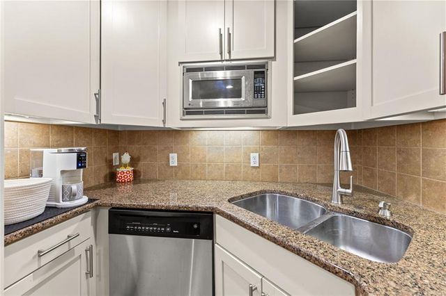 5006 Baltimore Avenue 103, Kansas City, MO 64112