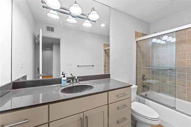 5006 Baltimore Avenue 103, Kansas City, MO 64112