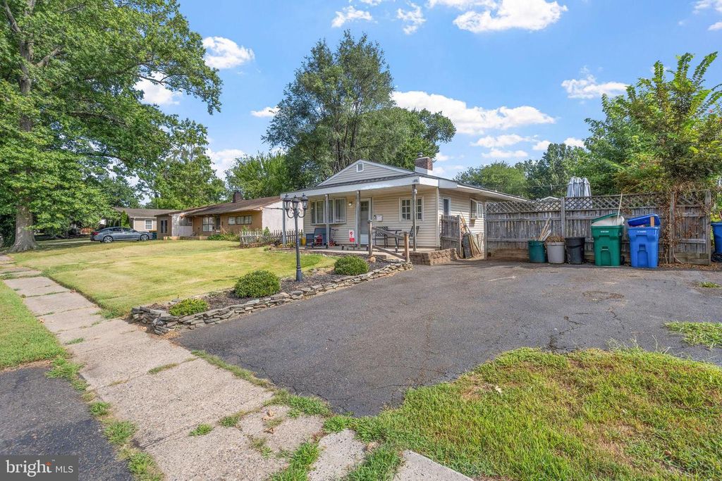 12 MARIGOLD CIR, Levittown, PA 19054