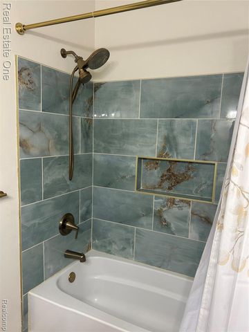 1417 Pond View Court, Wixom, MI 48393