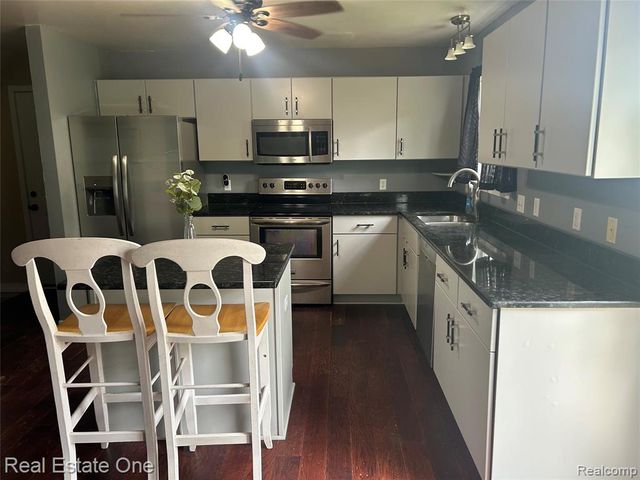 1417 Pond View Court, Wixom, MI 48393