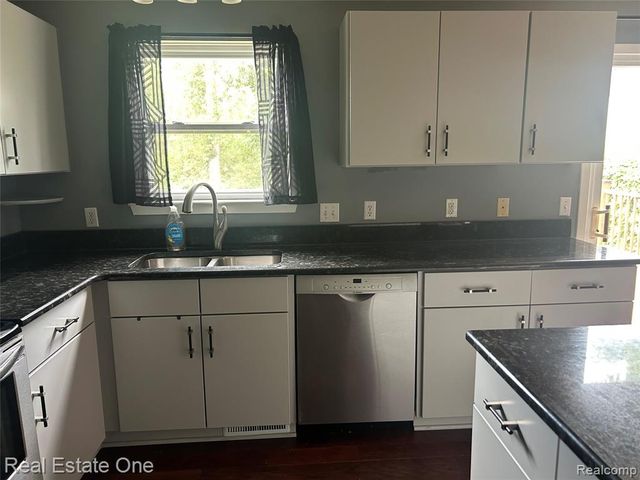 1417 Pond View Court, Wixom, MI 48393