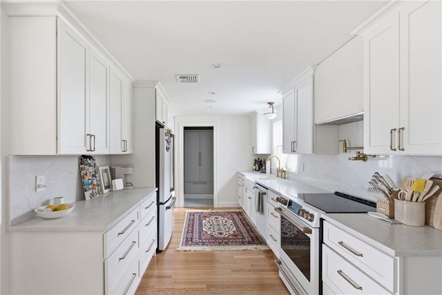 14 Valhalla Drive, Portsmouth, RI 02871
