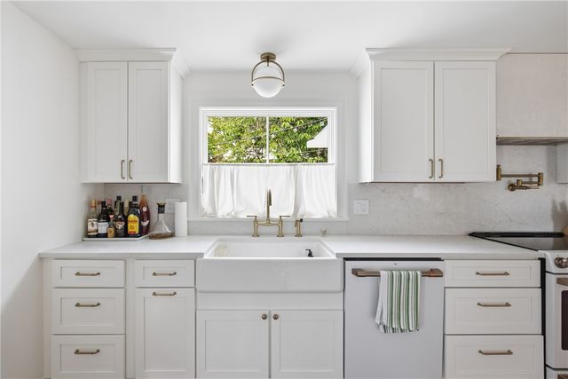 14 Valhalla Drive, Portsmouth, RI 02871