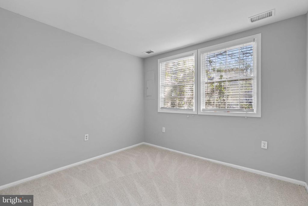 Image 25 of property listing at 7525 SWAN POINT WAY #19-5, Columbia, MD 21045