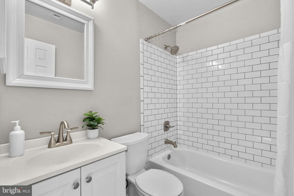 Image 26 of property listing at 7525 SWAN POINT WAY #19-5, Columbia, MD 21045