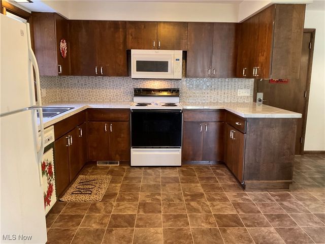 2036 Glenn Drive NE, Warren, OH 44483