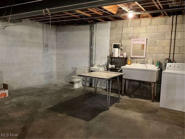 2036 Glenn Drive NE, Warren, OH 44483