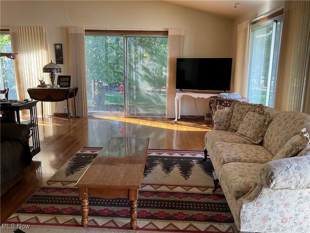 2036 Glenn Drive NE, Warren, OH 44483