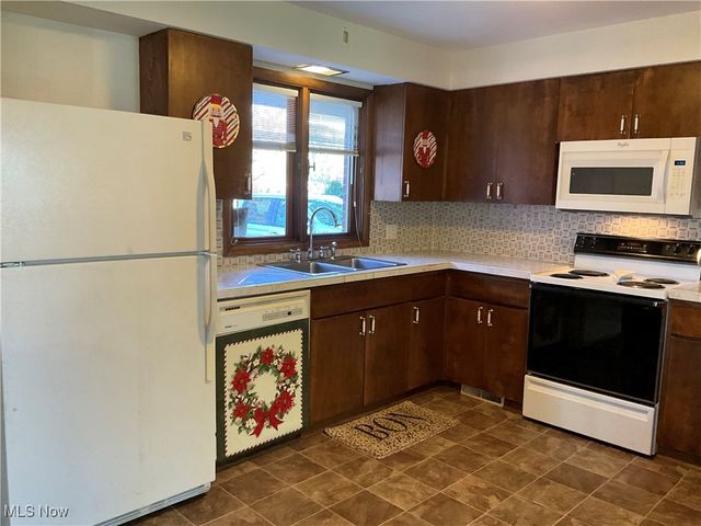 2036 Glenn Drive NE, Warren, OH 44483