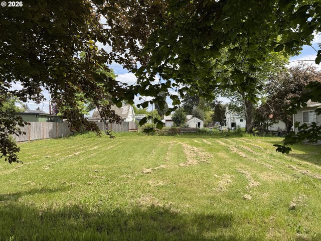 132 N 8th St, Creswell, OR 97426