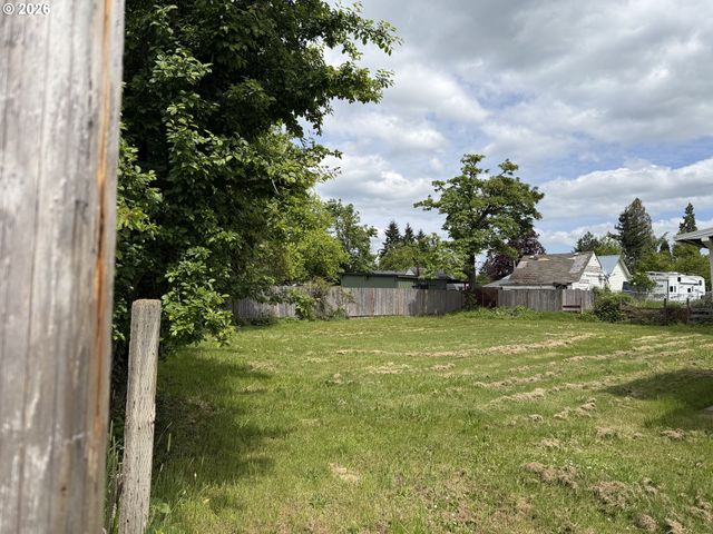 132 N 8th St, Creswell, OR 97426
