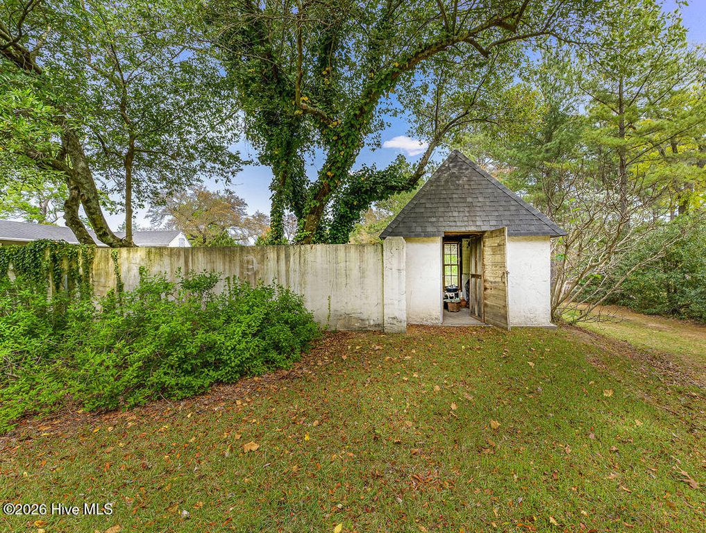 Image 5 of property listing at 1667 Youngs Road, Vass, NC 28394