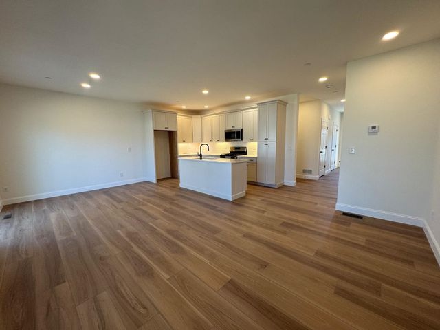 8B Dearborn Circle, Goffstown, NH 03045
