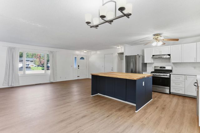 1255 Mayhill Road N, Maplewood, MN 55119