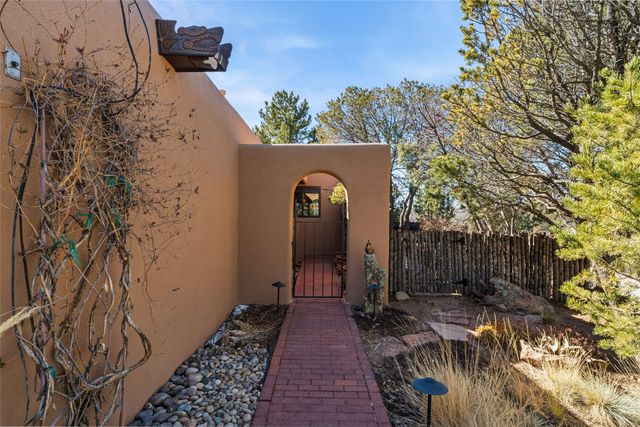 268 Camino De La Sierra, Santa Fe, NM 87501