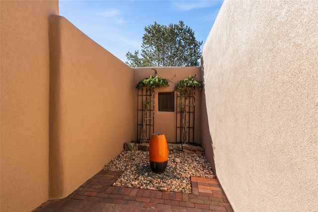 268 Camino De La Sierra, Santa Fe, NM 87501