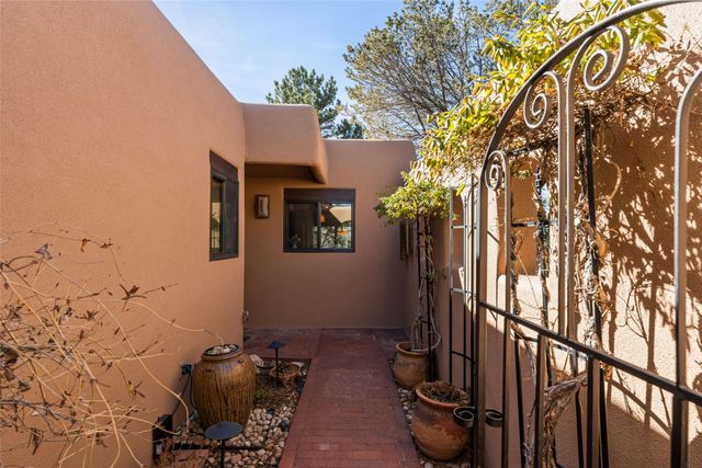 268 Camino De La Sierra, Santa Fe, NM 87501
