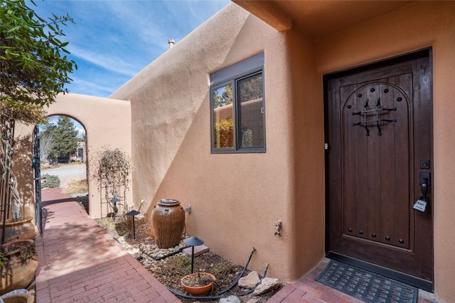 268 Camino De La Sierra, Santa Fe, NM 87501